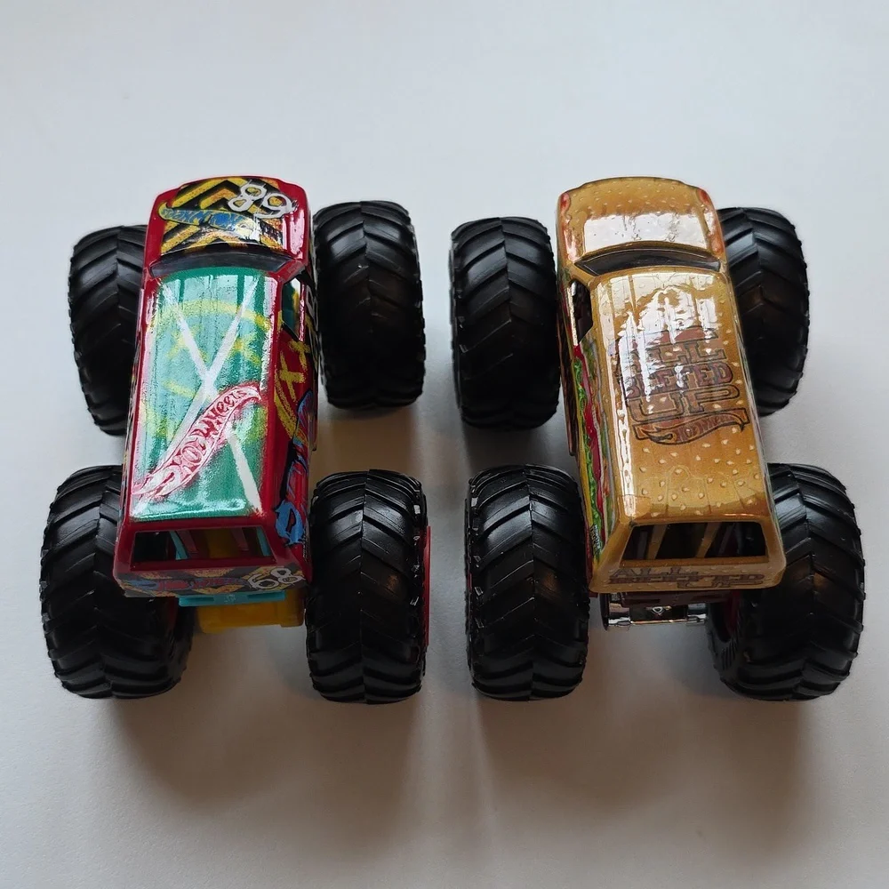 Hot Wheels Monster Trucks DEMO DERBY All Beefed Up Burger And #68 Monster Trucks